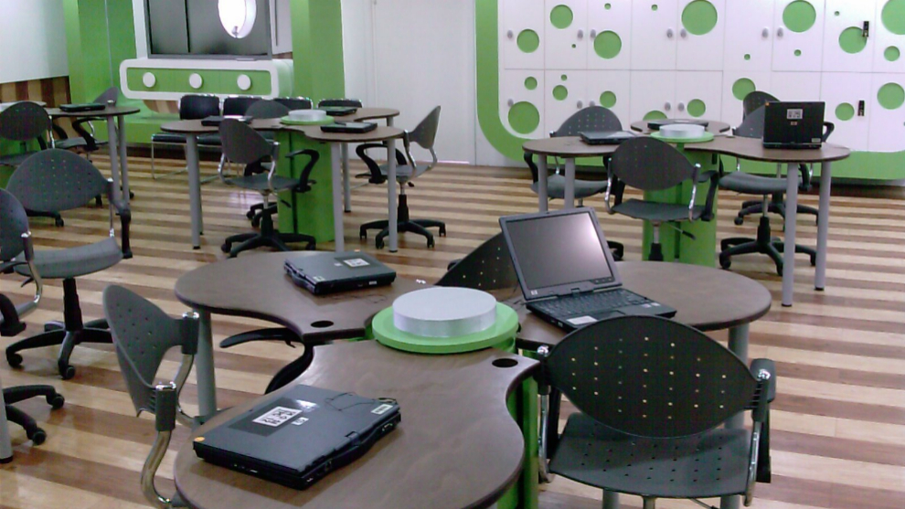 aula-vacia-con-ordenadores-portatiles