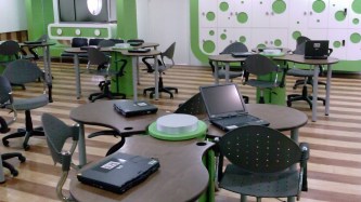 aula-vacia-con-ordenadores-portatiles